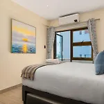 Stylish Mouille Point Flat With Sea Views