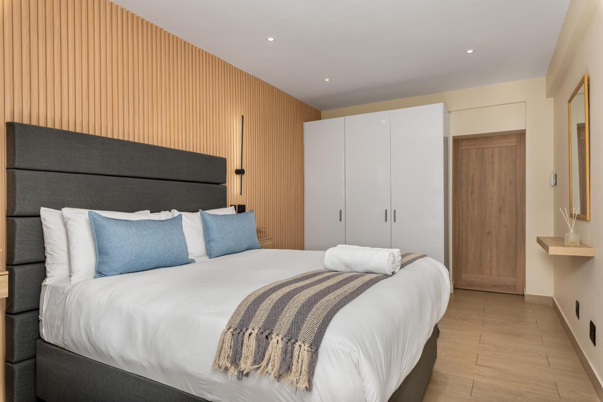 Stylish Mouille Point Flat With Sea Views Apartment