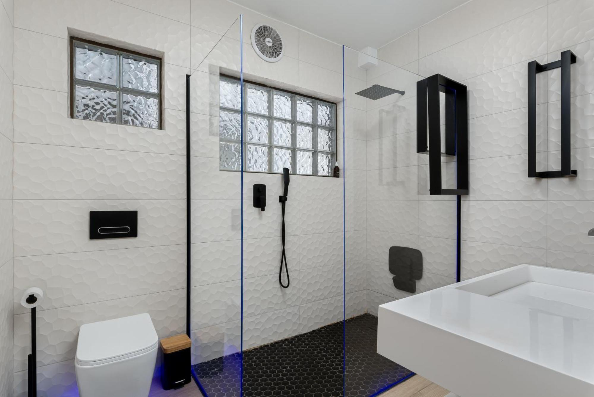 Stylish Mouille Point Flat With Sea Views *
