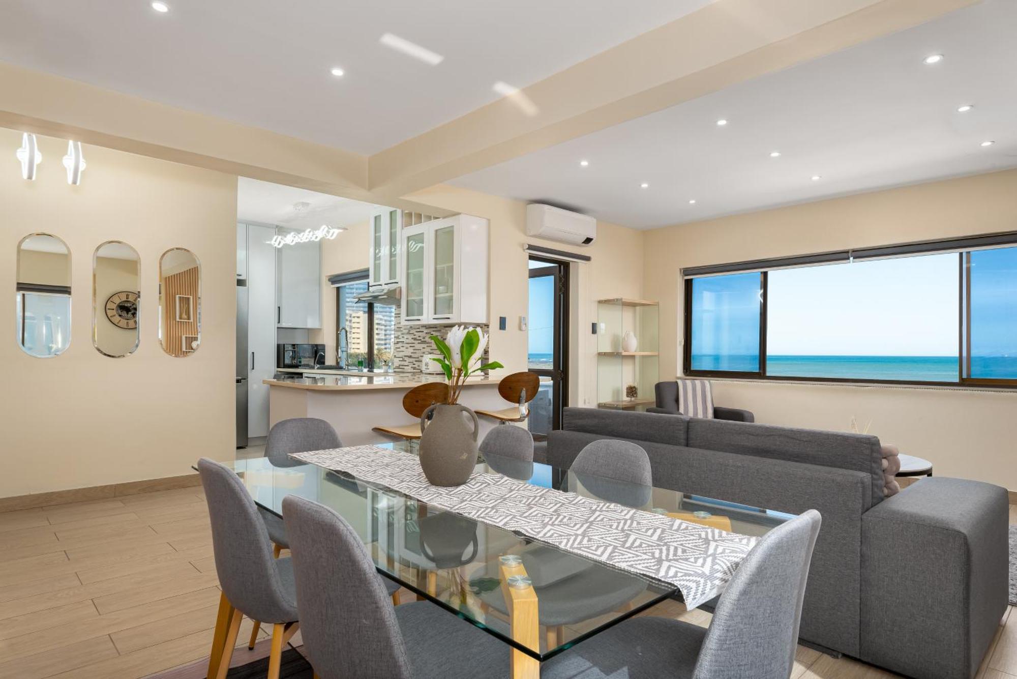 Stylish Mouille Point Flat With Sea Views Cape Town