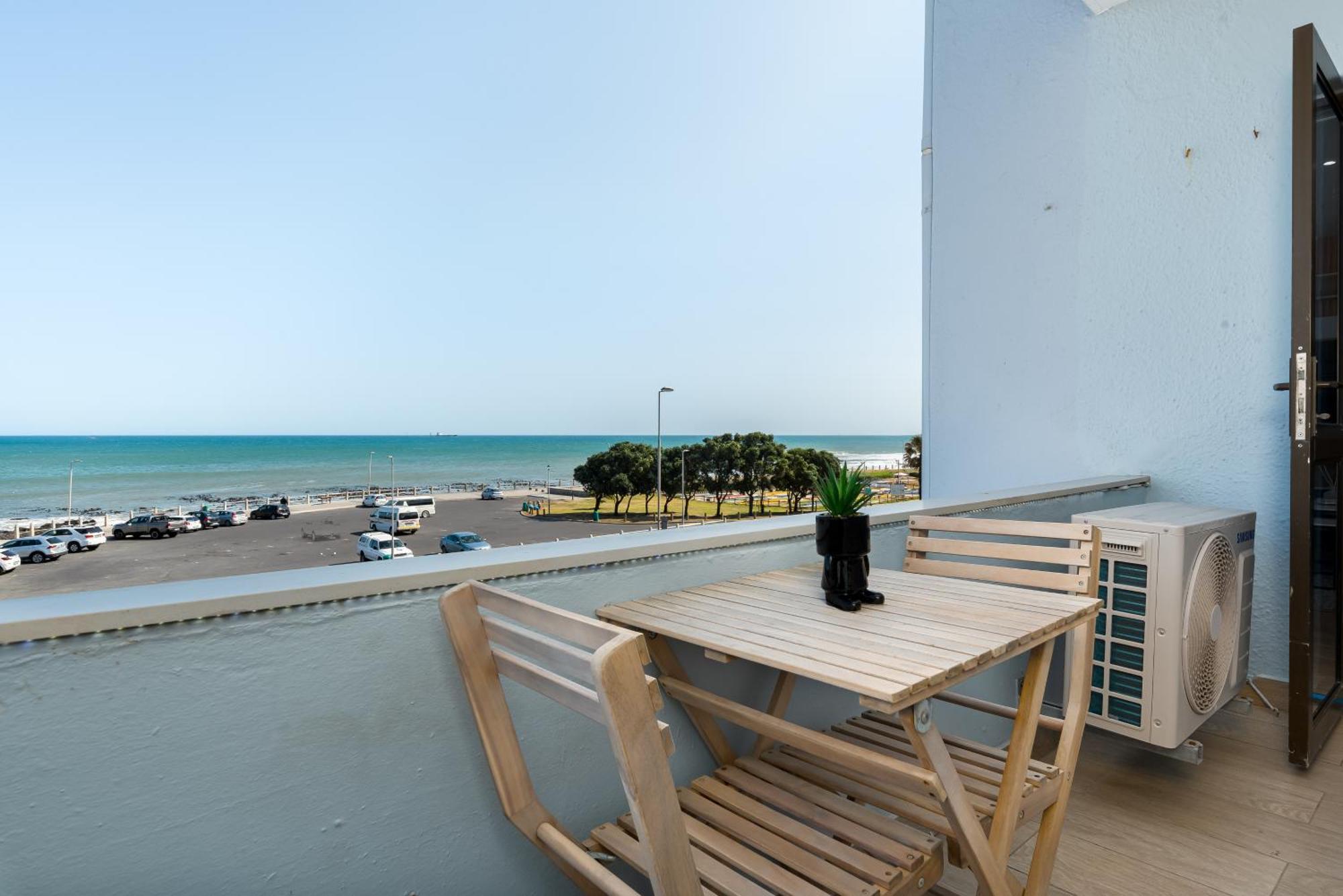 Stylish Mouille Point Flat With Sea Views